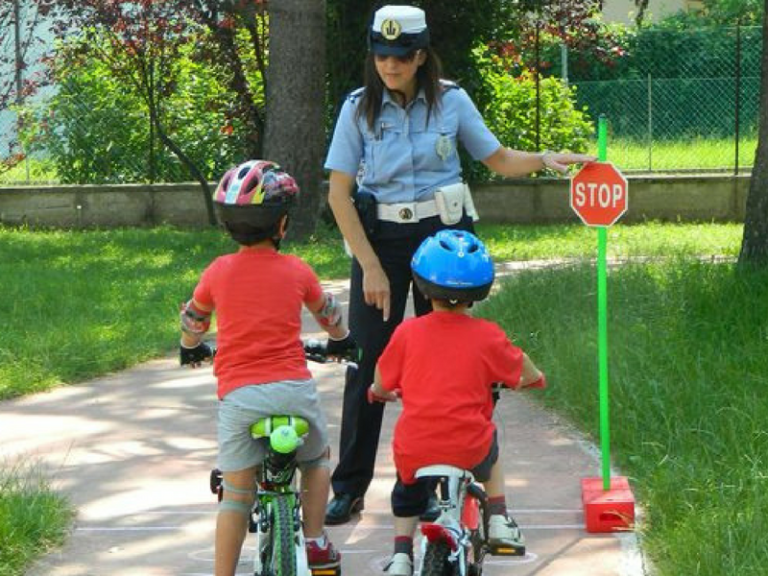 educazione stradale per bambini con bicicletta