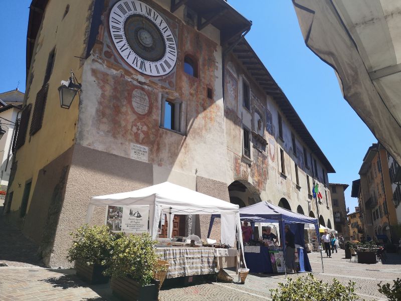 Il-mercato-agricolo-di-Piazza-dell-Orologio-settembre